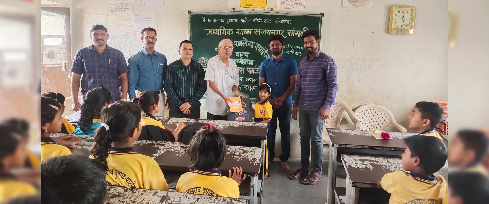 Children receiving educational support from Sevadhyas