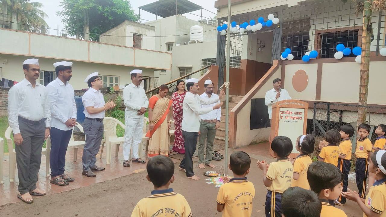स्वातंत्र्यदिना निमित्य पै.भगवानराव दुधाळ चॅरिटेबल ट्रस्ट येथे ध्वजारोहण