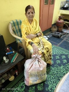 निराधार वृद्धांना मदत